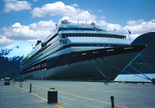 2001-06-United-States-Alaska-cruiseship